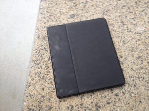 The back of the Kindle Oasis: Note how the cover doesn't fully extend.